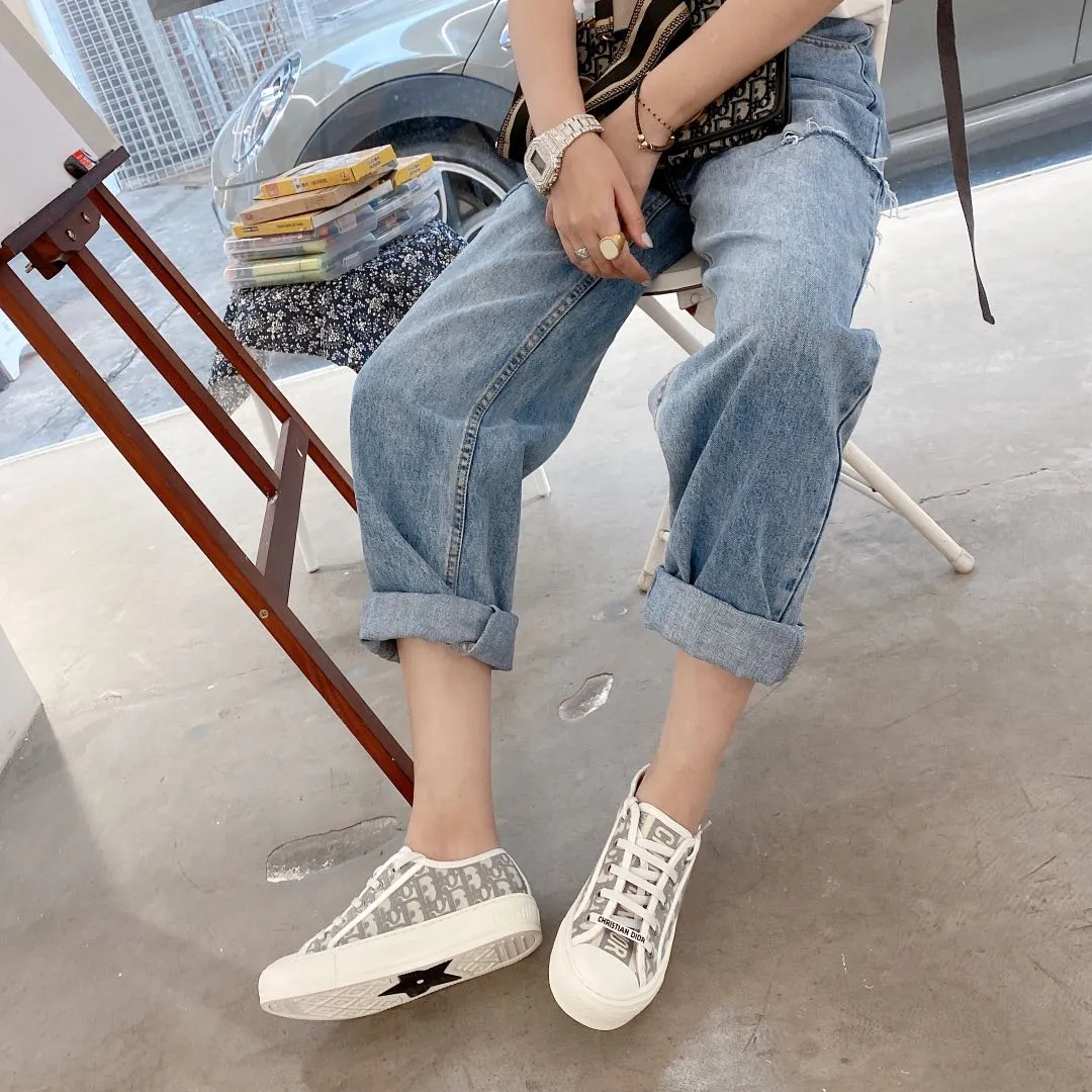 👟👟Ex-factory price 500👟👟 New arrival at D home, synchronized with the official website WALK N DIOR embroidered canvas shoes series, 100% cotton silk double-sided three-dimensional embroidery All the materials of this shoe are original molds, right down to the hardware, laces, outsole, PU midsole...the upper fabric is made of double-sided pure cotton silk three-dimensional electric embroidery. Each style looks colorful, but it does not make it difficult to match clothes. The entire series is like a piece of handicraft, unique!  ▪️Inner lining: full-grain mixed sheep and sheepskin ▪️Foot pads: same color cowhide, comfortable to the feet ▪️My last style is exactly the same as ZP, welcome to compare. My color scheme is the most complete, and the counter has a full set of packaging. Code number: 35-41